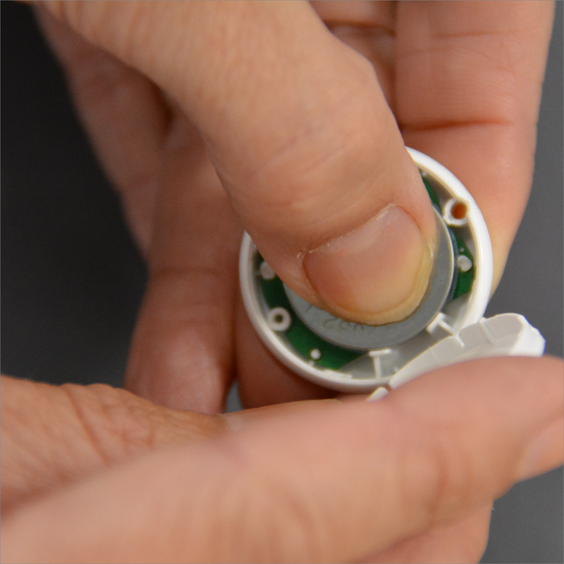 3. Pass på at hakkene i lokket og bunnen passer sammen før du klikker lokket på plass. Skru i skruen og sett i metallringen igjen.