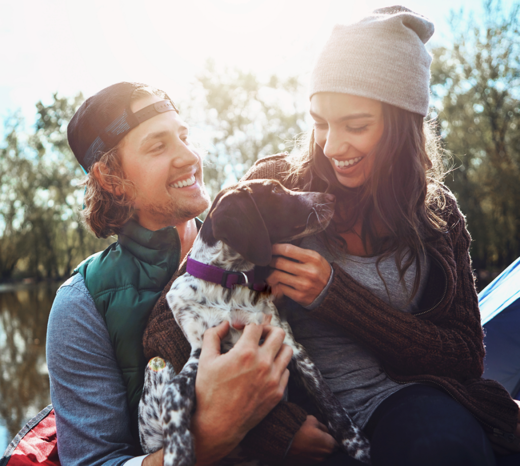 Mann og kvinne med en hund